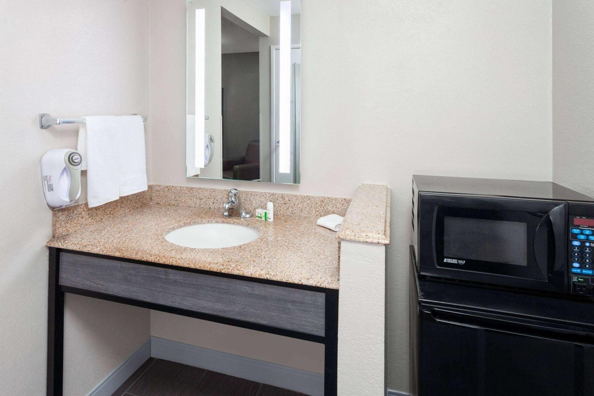 La Quinta Inn By Wyndham Cleveland Independence Exteriér fotografie